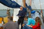 Gezelschap aan dek bij de mast van de Gouwzee