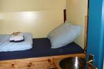 Hut met bed en wastafel op de Gouwzee