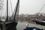 Uitzicht over de boeg van de Gouwzee in de haven