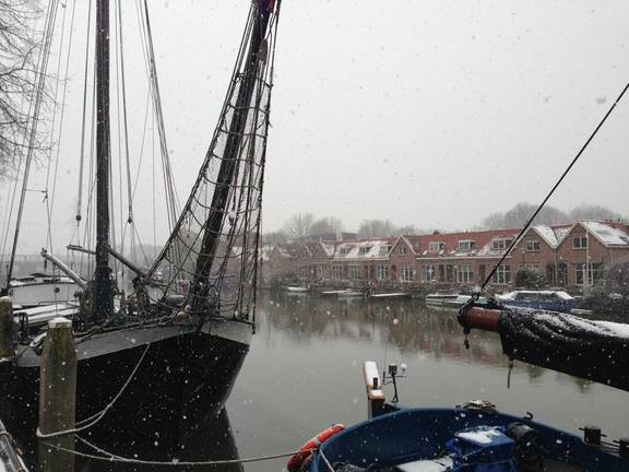 Uitzicht over de boeg van de Gouwzee in de haven
