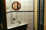 Betegelde badkamer van de Gouwzee met wastafel en douche