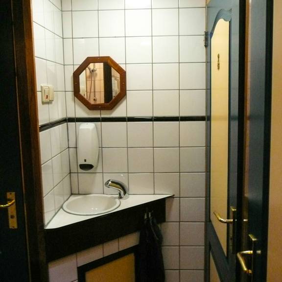 Betegelde badkamer van de Gouwzee met wastafel en douche
