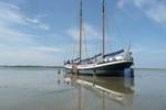 Gouwzee drooggevallen op het Wad onder een blauwe lucht