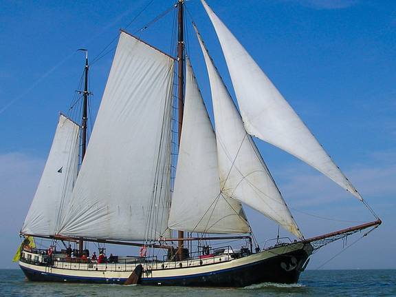 Klipper Gouwzee met gehesen witte zeilen