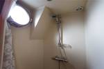 Douche met patrijspoort aan boord van de Grietje