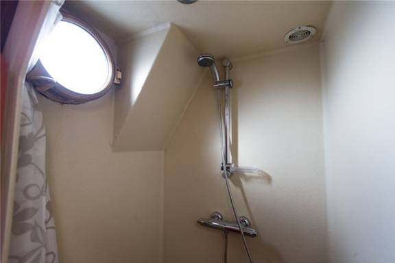 Douche met patrijspoort aan boord van de Grietje