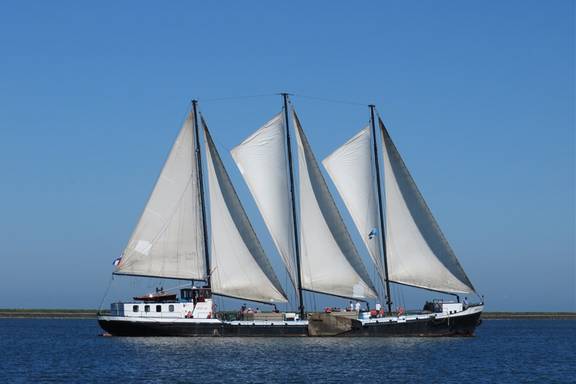 Driemaster Grietje met gehesen witte zeilen