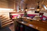 Bar en trap naar het dek in de salon van de Grietje