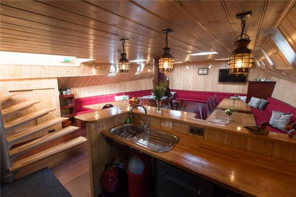 Bar en trap naar het dek in de salon van de Grietje