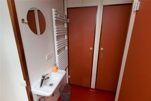 Wastafel en sanitaire ruimtes aan boord van de Grietje