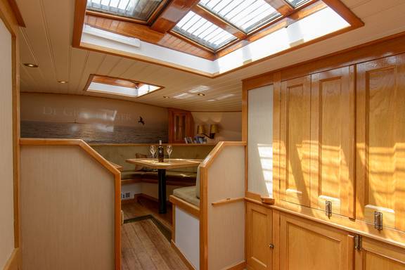 Houten interieur van de Grote Jager onder het daklicht