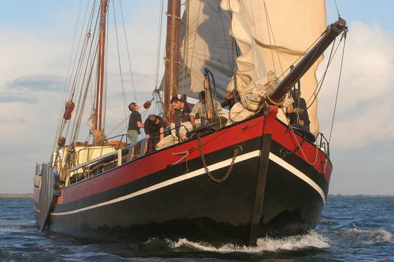 Zwarte boeg van de Helena tijdens het zeilen