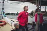 Zeiler bedient een lijn aan dek van de Helena