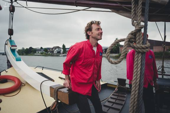 Zeiler bedient een lijn aan dek van de Helena