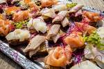 Assortiment kleurrijke hapjes voor de catering op de Helena