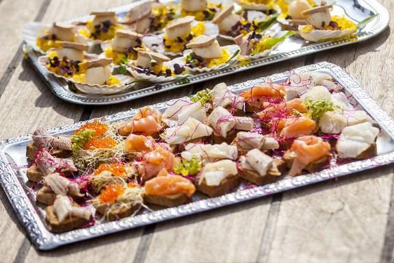 Schalen met belegde hapjes voor de catering op de Helena