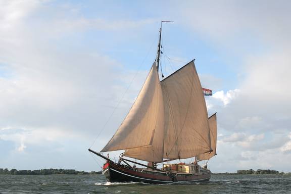 Stevenaak Helena onder bruine zeilen, van opzij gezien
