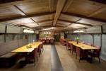 Salon van de Helena met lange houten eettafels