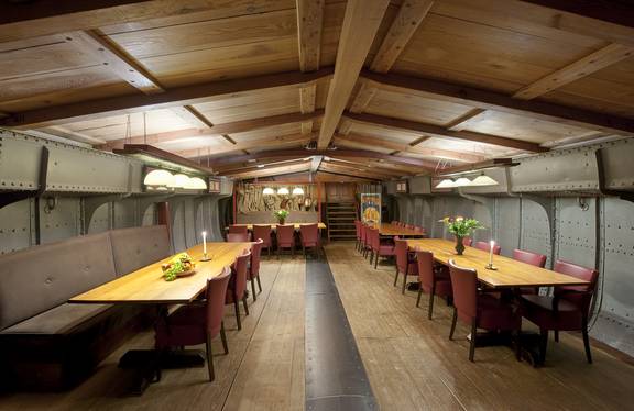 Salon van de Helena met lange houten eettafels