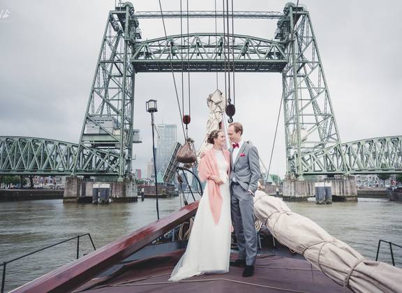Bruidspaar op de boeg van de Helena bij brug De Hef in Rotterdam