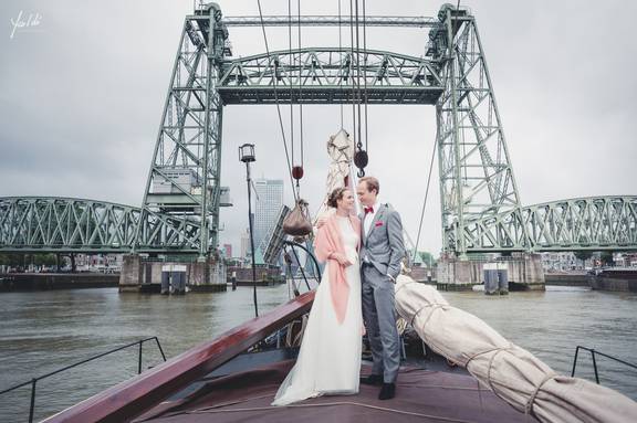 Bruidspaar op de boeg van de Helena bij brug De Hef in Rotterdam