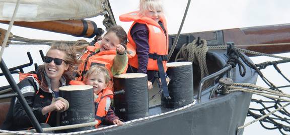 Gasten met reddingsvesten aan dek van de Hoge Wier