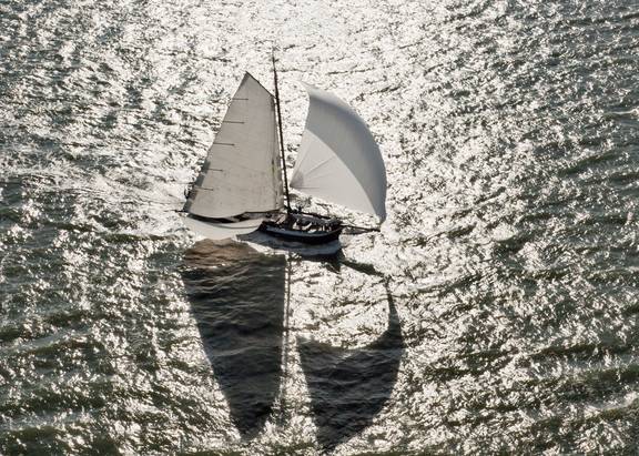 Luchtfoto van de zeilende Hoge Wier op glinsterend water