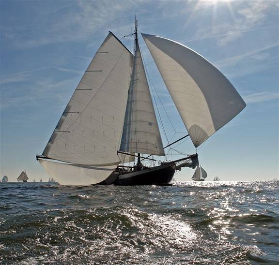 Klipper Hoge Wier met witte zeilen op het water