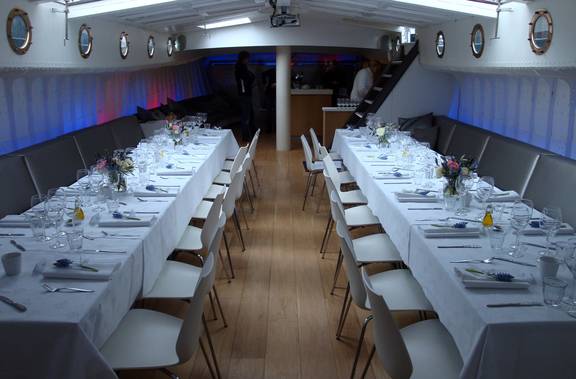 Gedekte dinertafels in de salon van de Hoge Wier