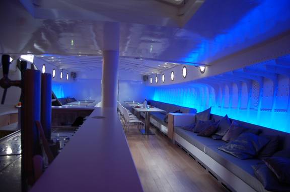 Salon van de Hoge Wier met blauwe sfeerverlichting