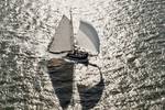 Luchtfoto van de zeilende Hoge Wier op glinsterend water