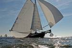 Klipper Hoge Wier met witte zeilen op het water