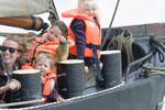 Gasten met reddingsvesten aan dek van de Hoge Wier