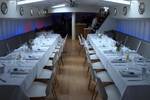 Gedekte dinertafels in de salon van de Hoge Wier