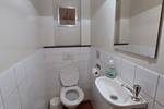 Toilet en wastafel aan boord van de Johanna Engelina