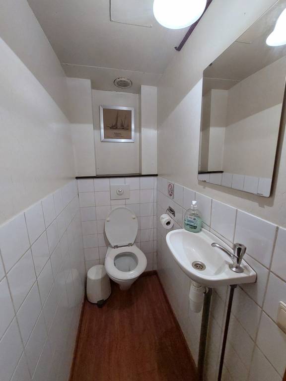 Toilet en wastafel aan boord van de Johanna Engelina