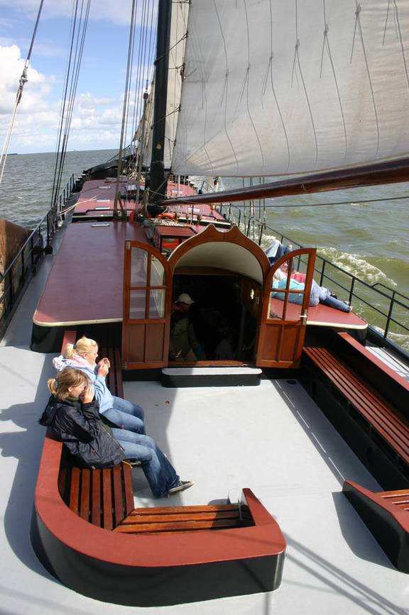 Zitkuip en ingang naar de salon aan dek van de Korevaer