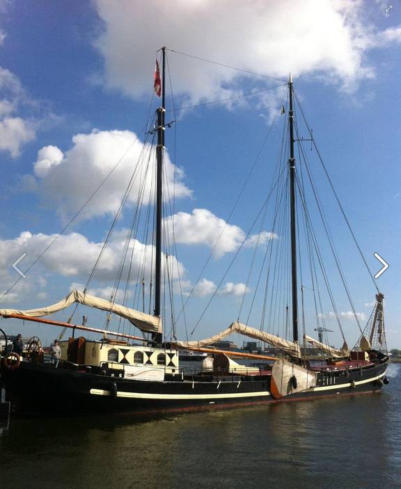 Korevaer afgemeerd in de haven onder een blauwe lucht