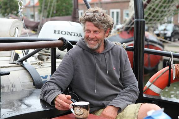 Schipper Hans Luining zit aan dek van de Korevaer