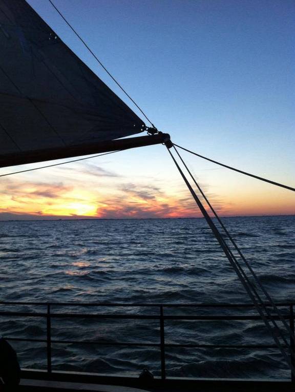 Zonsondergang boven het water gezien vanaf het dek van de Korevaer
