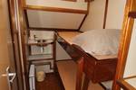 Tweepersoonshut met stapelbed en wastafel op de Korevaer