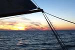 Zonsondergang boven het water gezien vanaf het dek van de Korevaer
