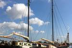 Korevaer afgemeerd in de haven onder een blauwe lucht