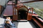 Zitkuip en ingang naar de salon aan dek van de Korevaer