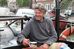 Schipper Hans Luining zit aan dek van de Korevaer