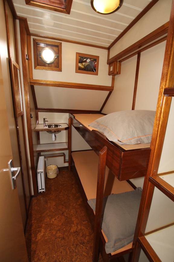 Tweepersoonshut met stapelbed en wastafel op de Korevaer
