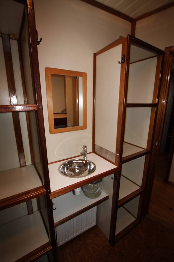 Wastafel en opbergvakken in een hut van de Korevaer