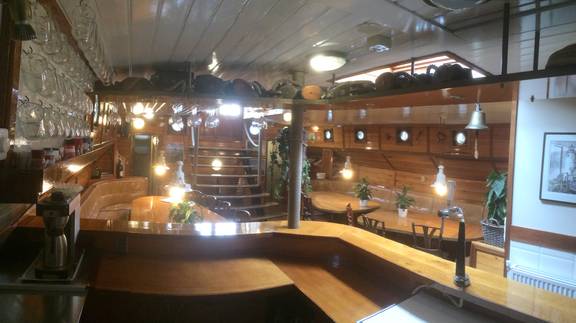 Salon van de Korevaer met houten bar en zithoek