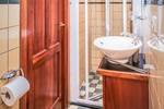 Badkamer van de Leafde fan Fryslân met douchecabine en wastafel