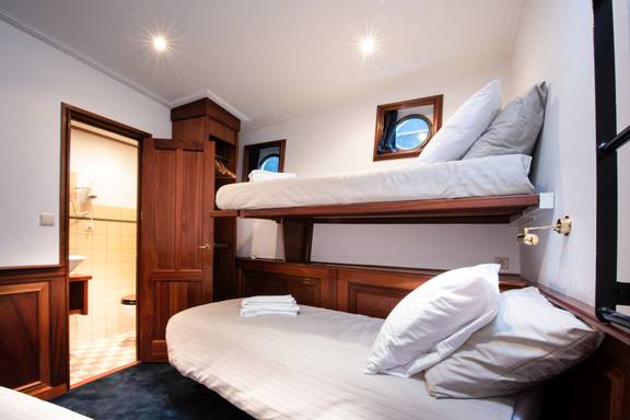 Hut met stapelbed en eigen badkamer op de Leafde fan Fryslân
